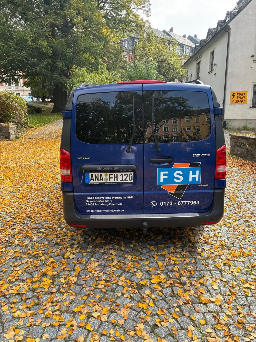 Firmenwagen von Fußbodensysteme Herrmann, Heckansicht mit Kontaktdaten