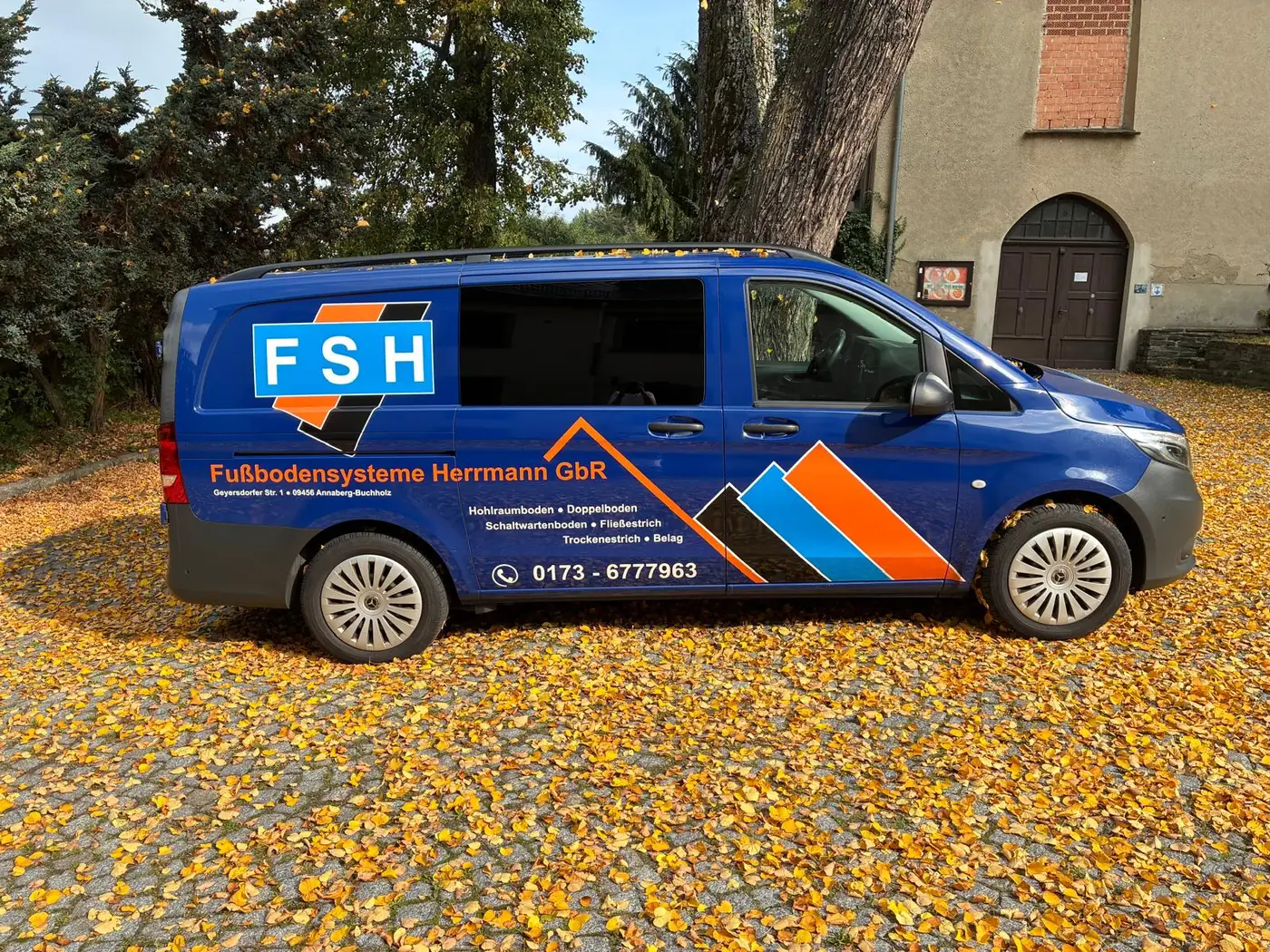 Firmenwagen von Fußbodensysteme Herrmann GbR mit FSH-Logo, Seitenansicht