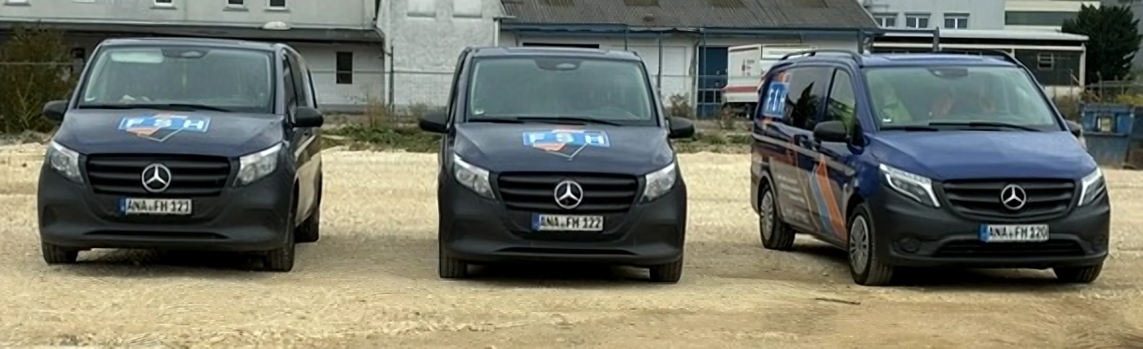 Drei Firmenwagen von Fußbodensysteme Herrmann mit FSH-Logo auf einer Baustelle
